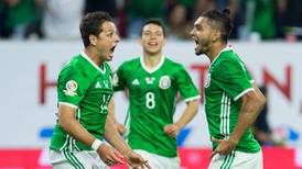‘Tecatito’ defiende a ‘Chicharito’ por no ser convocado con la Selección Mexicana