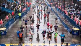 El Maratón de Boston regresa con más divisiones, cubrebocas y menos corredores