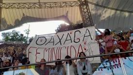 Sacan a María Elena Ríos de la Guelaguetza por protestar contra feminicidios en Oaxaca
