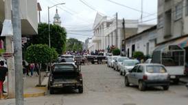 Mantienen retenidos a policías en el ayuntamiento de Olinalá, Guerrero