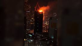 Noche ‘infernal’ en Hong Kong: incendio ‘consume’ rascacielos en construcción