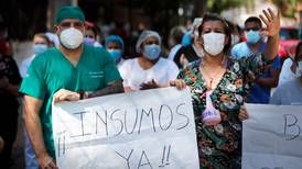 Colapsan hospitales en Paraguay por falta de insumos; suspenden cirugías para atender COVID-19