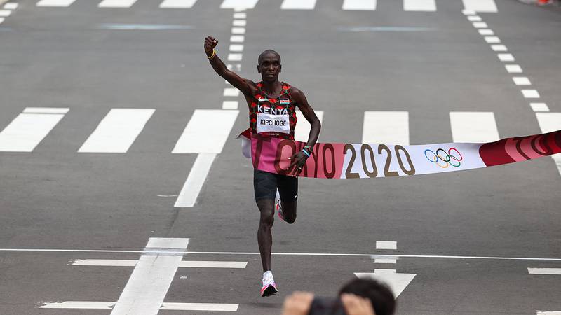 Eliud Kipchoge revalidó su corona en el maratón olímpico