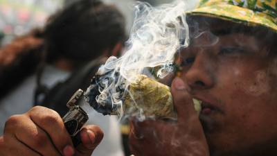 ¿Por qué Ámsterdam prohibirá consumir mariguana en calles del Barrio Rojo? Esto sabemos