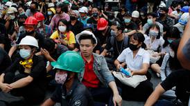 Parlamento de Tailandia sostiene reunión urgente en medio de protestas