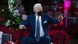 A Joe Biden le dicen ‘bajita la mano’ que se j... en evento navideño