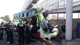 Mexibús choca contra puente peatonal en Ecatepec; hay 23 heridos
