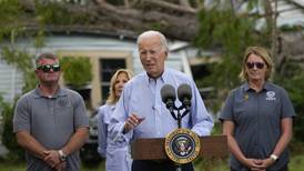 Biden recorre zona devastada por huracán ‘Idalia’ en Florida y promete ayuda