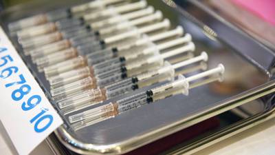 Irlanda recomienda suspender el uso de la vacuna de AstraZeneca tras casos de coágulos sanguíneos 
