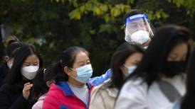 China supera los 10 mil casos COVID; restricciones regresan a Beijing