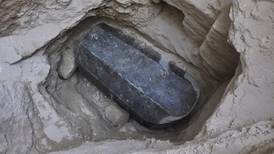 Hallan en Egipto enorme sarcófago de 2 mil años de antigüedad