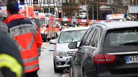 Vehículo embiste a personas en carnaval de Alemania; arrestan al conductor