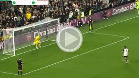 ¡Raúl Jiménez anotó como sabe de penal! Fulham ELIMINA al Tottenham de la Carabao Cup (VIDEO)