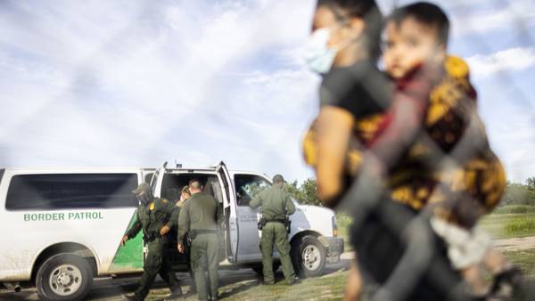 Texas explota contra inmigrantes, pasan de detenciones a arrestos