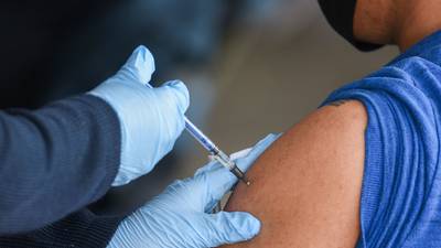 Refuerzo de vacuna COVID protege vs. ómicron hasta por 120 días: estudio