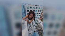 ‘Con altura’ y con causa: Tiktoker Mau Otero cruza dos edificios en la cuerda floja