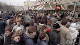 Pianista se encadena a McDonald’s de Moscú como protesta por cierre de restaurantes