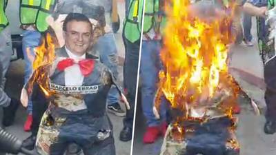 Migrantes venezolanos ‘furiosos’ queman piñatas con el rostro de Ebrard y Blinken    