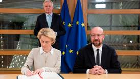 Comisión Europea 'despeja' camino para salida de Reino Unido: firman acuerdo de condiciones para 'divorcio'