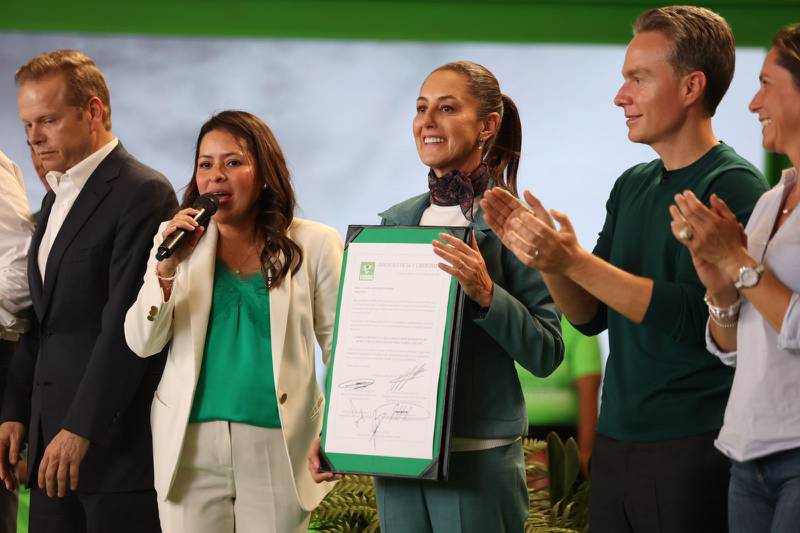Claudia Sheinbaum Pardo, firmó con liderazgos del Partido Verde la Constancia que lo acredita como candidata del instituto político.