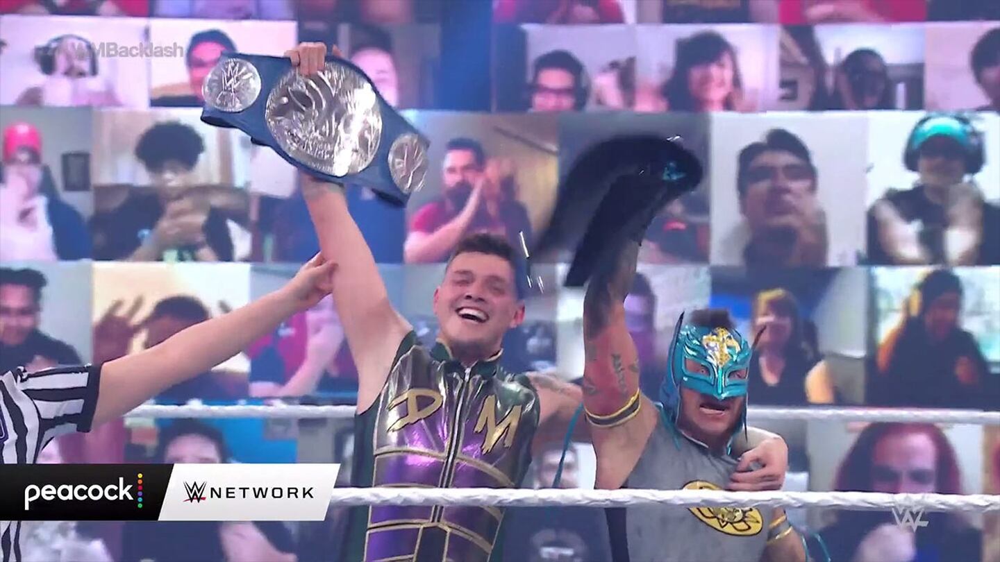 ¡Histórico! Rey Mysterio y su hijo Dominik son los nuevos campeones en pareja de SmackDown