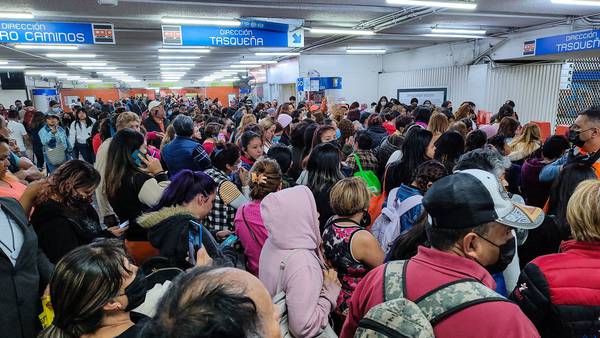 Metro de CDMX avanza ‘de rodillas’ este viernes’: Reportan demoras y trenes detenidos en 6 líneas