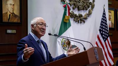 México tiene que hacer ‘su parte’ en la frontera, dice Ken Salazar