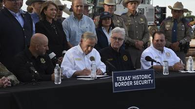 Texas lleva al límite de lo legal su ‘guerra’ contra migrantes: Emite ley para expulsarlos de EU