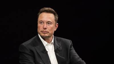 Le sacan los ‘trapitos’ a Musk: Tesla no arregló piloto automático de autos tras accidente mortal