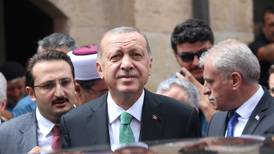Erdogan pide a turcos que compren liras mientras Trump duplica aranceles a metales
