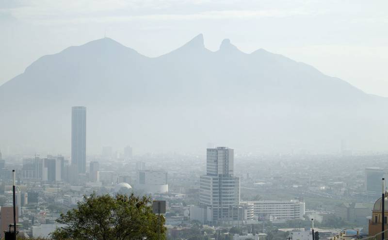 La llegada del sistema frontal número 43 provocó fuertes rachas de vientos y tolvaneras que empeoraron la calidad del aire en Monterrey