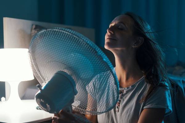 ¿Resfriado en primavera? Estos son los riesgos de prender el ventilador o el aire acondicionado toda la noche