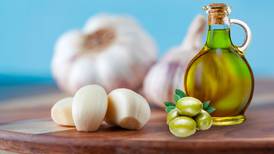 ¿Qué beneficios tiene tomar aceite de oliva con ajo en las mañanas?
