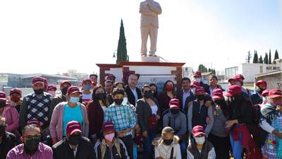 ¡Tómala! Develan estatua de AMLO en Atlacomulco, tierra priísta
