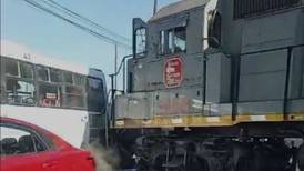 VIDEO: Así un tren arrolló a un camión en Santa Catarina, Nuevo León