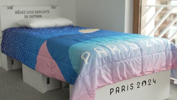 Camas ‘anti-sexo’ llegan a la Villa Olímpica para París 2024, ¿cómo son?