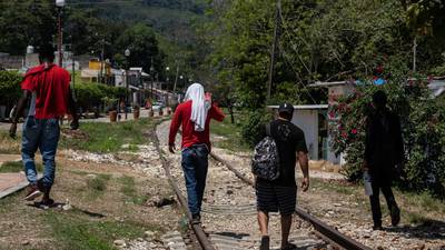 Pobreza en México se reduce... pero la mitad de la población carece de seguridad social: Coneval