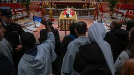 Adiós a Benedicto XVI: Fieles se despiden del papa emérito en Basílica de San Pedro