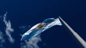 Ante 'turbulencia' en el mercado, argentinos retiran dólares de sus cuentas