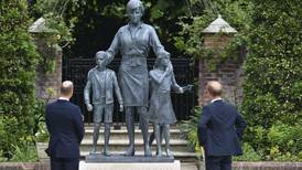 Princesa Diana: Harry y William develan estatua de su madre en el Palacio de Kensington