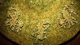 Especialistas restauran disco de turquesa mexica de hace más de 500 años