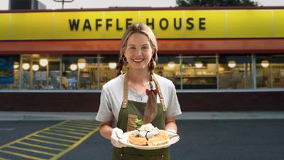 Así es Waffle House, cadena de comida donde Lana del Rey hizo de mesera en Alabama