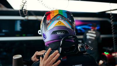 Lewis Hamilton visibiliza apoyo a la comunidad LGBT+ en GP de Qatar