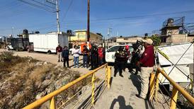 ¿Sin miedo a otro derrumbe? Vecinos reabren puente deteriorado entre Chimalhuacán y Neza; Firma carta responsiva 