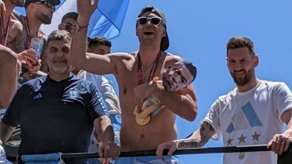 Y con Messi viéndolo: ‘Dibu’ Martínez se burla de su ‘hijo’ Mbappé en los festejos