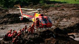 Lodo obstaculiza rescate tras colapso de presa en Brasil
