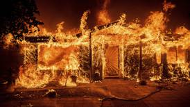 Incendio forestal en California pone en riesgo a miles de casas y comercios en Mariposa