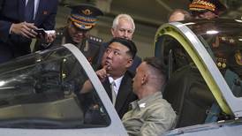 ¡Como niño en juguetería! Kim Jong Un admira aviones de combate durante su visita a Rusia