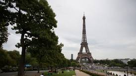 Torre Eiffel es evacuada por amenaza de bomba