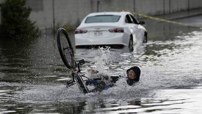 ¿Quién lo hubiera apostado? Lluvias e inundaciones crean caos en calles de Las Vegas